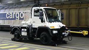 No other vehicle does it better: the Unimog is the only vehicle that can be driven quickly on the road at 80 km/h and used as a shunting vehicle on the railways at 50 km/h.
